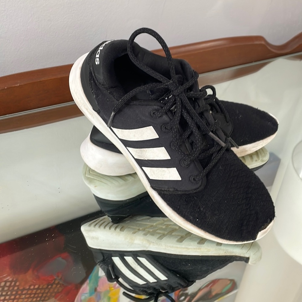 Adidas Cloud. Sz 6.5 in Women’s. Some wear.